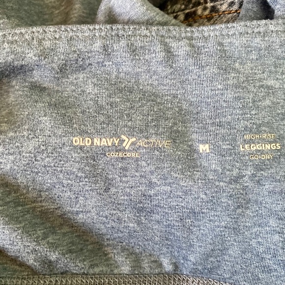 Women’s size medium Old Navy Active high rise capri leggings with side pockets - Picture 4 of 6